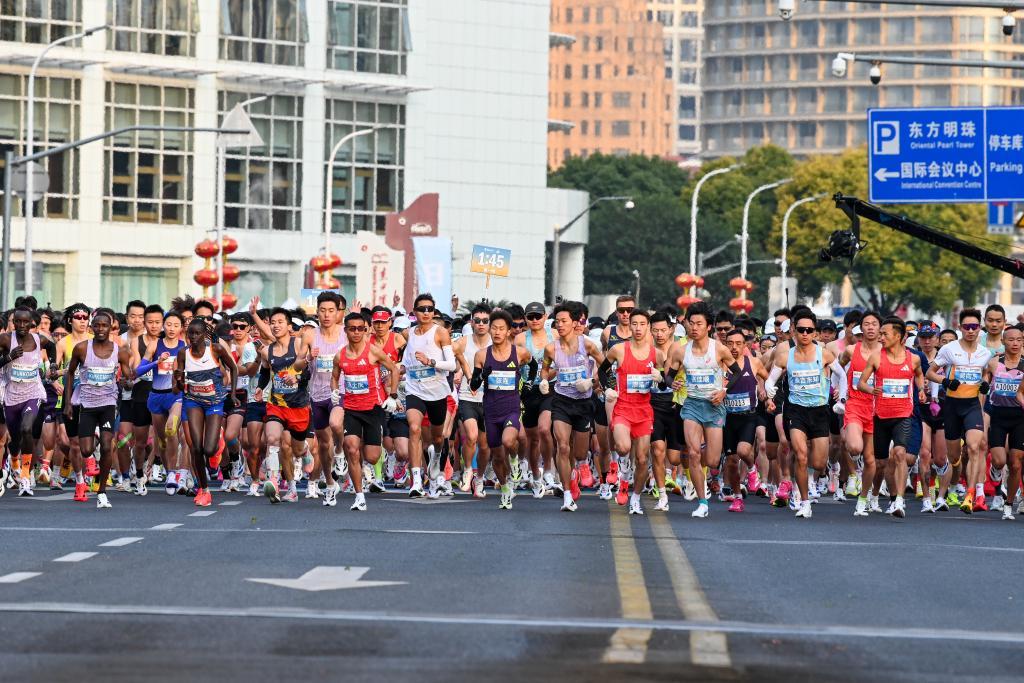 开云体育网址-魔都眼｜世界跑者大聚会！上海半马吸引60多个国家和地区的选手